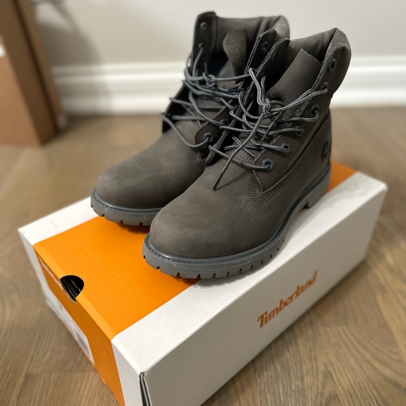 Women's Timberland 6 inch boots - Picture 3 of 4